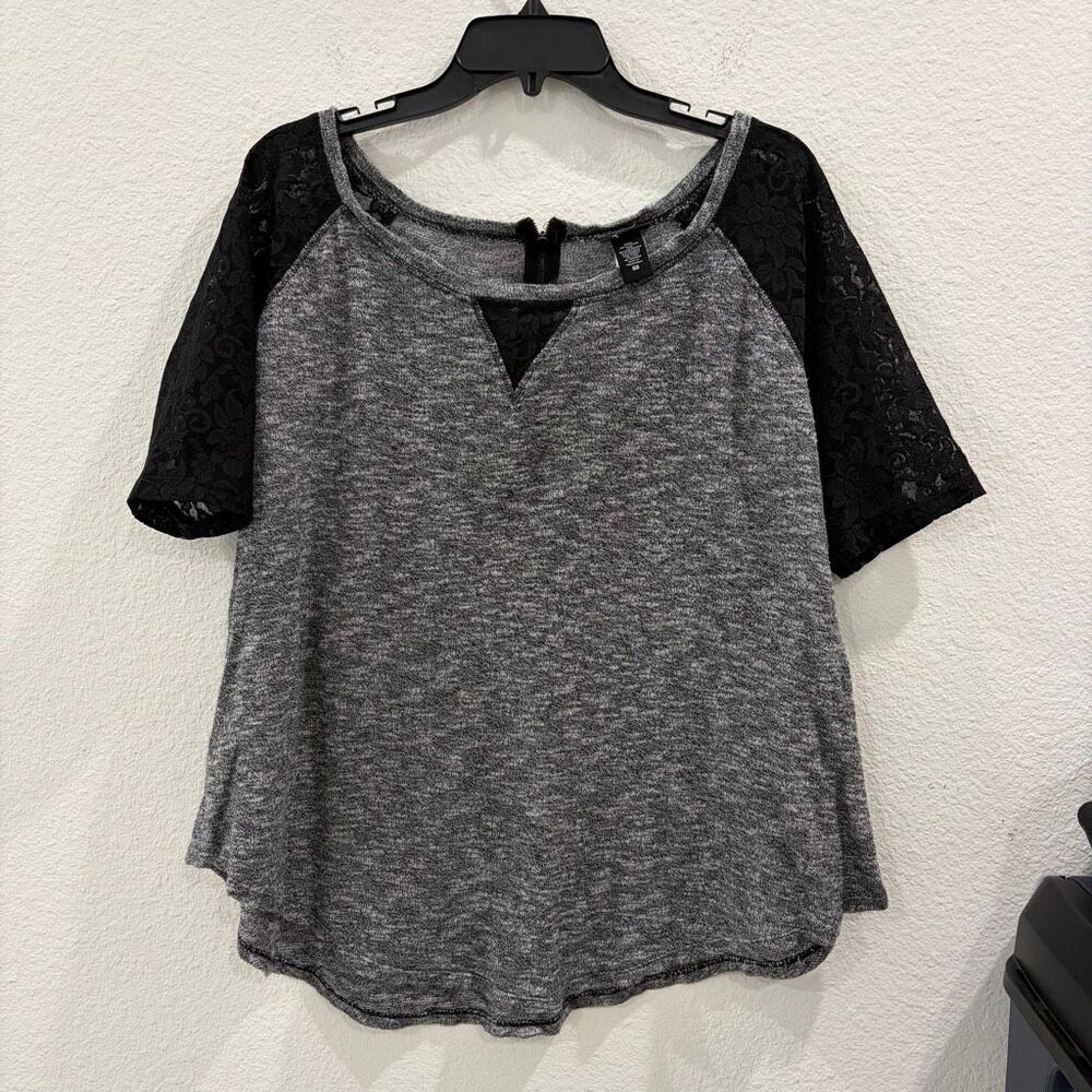 Torrid Heather Gray & Black Lace Sleeve Tee Back Zip - Size 00 (10)